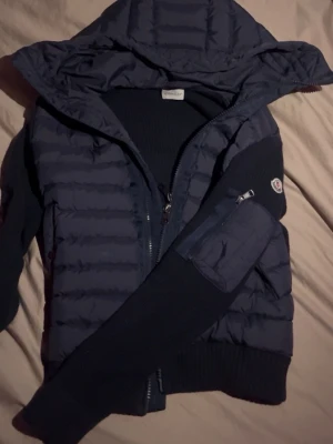 Moncler Cardigan - Säljer denna Moncler cardigan i storlek M. Knappast använd och känns som helt ny 