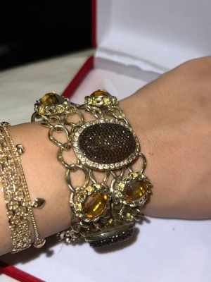 Guldigt armband med bruna stenar & ring - Unikt magnetiskt armband med fina stenar, gammalt armband samt ring passar så bra ihop köp i par 300kr 