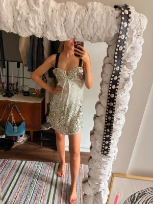Glittrig kort vintage klänning  - Axelbanden är avtagbara! Passar perfekt på mig som är S i storlek💃🏼