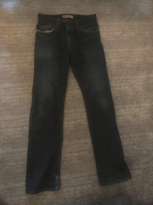 Vintage Levi's 506 mörkblå jeans  - Mörkblå jeans från Levi's modell 506 klassisk femficksdesign. Jeansen är tillverkade i denim med snygg tvätt. 