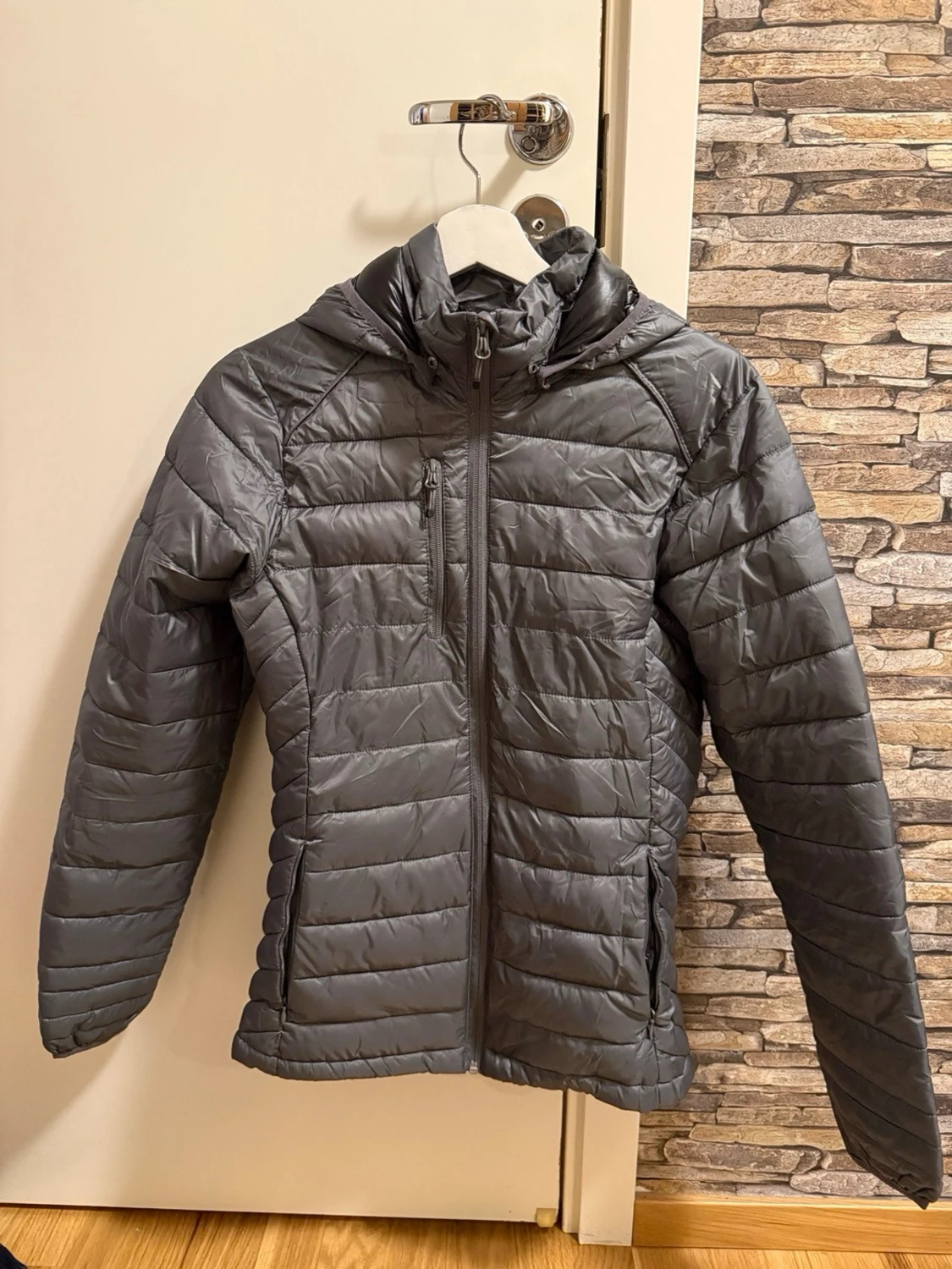 Grå pufferjacka med huva