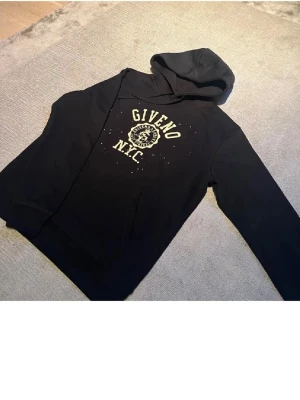 Svart hoodie Giveno NYC - Svart hoodie från Giveno leonce, använd fåtal gånger. Skriv för fler bilder