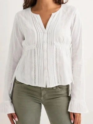 Vit blus med knyte - Jättefin blus men kommer inte till användning