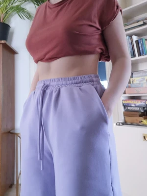 Mjukis shorts med snörning - Säljer ett par ljuslila mjukis shorts med elastisk midja och snörning. Shortsen har resår i midjan och är i väldigt mjukt material. Så gott som nya. High waist. 