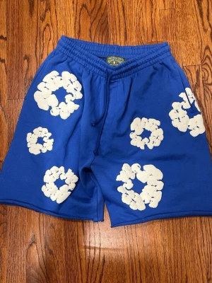 Blåa denim tears shorts  - Hej. Säljer ett par oanvända denim tears shorts. Storlek M. Skriv för mer detaljerade bilder.  