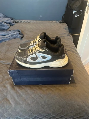 B30 skor svart,vit  - Säljer ett par fina b30 skor. Box ingår. Kan gö ner o pris vid snabbaffär