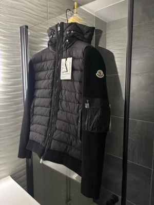 Moncler Cardigan - Moncler Cardigan - Storlek M -  Svart - Nyskick - kom med prisförslag - NFC + QR kod ✅