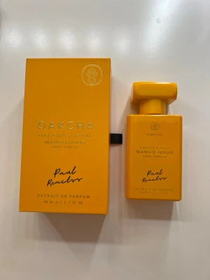  Oakcha MANGO HOUR | VIRAL VANILLA - A radiant Fruity-Gourmand scent that celebrates golden sunsets and tropical sweetness. It bursts open with juicy mango, ripe pineapple, and velvety white peach—an intoxicating blend that feels sun-kissed and refreshing. The heart melts into a decadent swirl of caramel and creamy coconut milk, wrapped in the soft warmth of coumarin. Finally, it settles into a smooth base of amber, musk, and rich vanilla bean leaving behind a lingering trail that’s both comforting and irresistible. Lush, playful