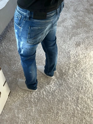 Replay anbass jeans med slitningar  - Replay Jeans | skick 9/10 | Storlek 32/32 | Pris - 549kr | Modellen är ca 180cm lång | Hör av dig vid minsta fråga eller fundering!!