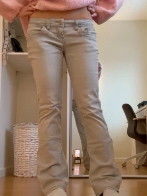 Ljusblå bootcut jeans - Midjemått: 36 cm, innerbenslängd: 72 cm 