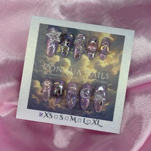 Jk-Purple (XS); Medium Almond - Unika handgjorda press-on naglar i lila med skimrande och holografiska detaljer, 3D-dekorationer och stjärnformade accenter. Mandelformade och glansiga, perfekta för dig som vill sticka ut med en kreativ och trendig look.