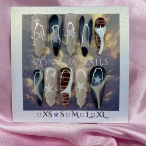 Archive2.0 (S);Long Stiletto - Snygga handgjorda press-on naglar i svart, beige och vitt med coola stjärndetaljer och abstrakta mönster. Långa, stiletto och trendiga naglar som ger en edgy look. Gjorda i S: 15 mm, 11,5 mm, 12 mm, 11 mm, 9 mm . Perfekt för dig som vill sticka ut med din nagelstil.