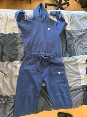 Nike Club Set Tracksuit - I princip helt nytt Nike Club Set, Byxor i L och överdel i S