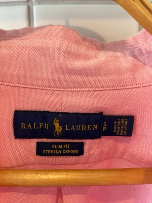 Ralph Lauren skjorta  - Nu säljer jag min rosa ralph lauren skjorta! Den är i storlek S och är slim fit. Användes under förra sommaren men är som nyskick. Hör av dig för fler frågor och bilder!!!