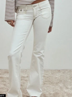 Vita bootcut jeans från Nelly - Säljer ett par vita bootcut jeans från Nelly med låg midja och klassiska fem fickor. Jeansen har utsvängda ben och ljusa sömmar. Använda fåtal gånger💗