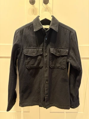 Jack & Jones overshirt - En riktigt snygg overshirt från Jack & Jones som är i riktigt bra skick även om den är använd. Säljer den för att den är för liten för mig😊 Fråga gärna☀️