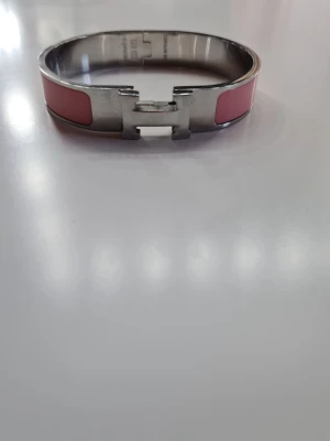 H-Armband - Ett H-armband i silver och rosa! Gjort av rostfritt stål! Råkade beställa fel färg och den är därför helt oanvänd💕