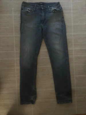 Mörkblå slim fit jeans - Snygga mörkblå slim fit jeans från Jack n Jones med lätt slitna detaljer vid fickorna. Jeansen är sjukt sköna och bekväma och passar till allt