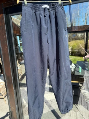 Les Deux tracksuit - Mörkblåa tracksuit byxor från Les Deux, väldigt snygga och perfekt skick! Perfekt för vandring, sport, chill etc. Skriv vid frågor!