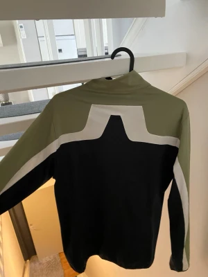 Marinblå och olivgrön J.lindeberg tröja - Säljer min J.lindeberg tröja då den inte passar längre, köpte den inför förra golfsäsongen för 1200 men nu så passar den tyvärr inte längre därav säljer jag den. Pris kan diskuteras 