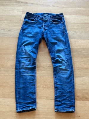 Jack & Jones slim fit jeans - Mörkblåa jeans från Jack & Jones i modellen slim/glenn. De är köpta i oktober och knappt använda. Skriv vid funderingar!