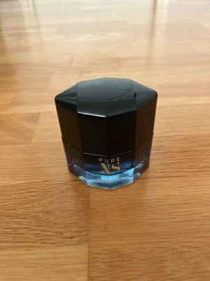 Paco Rabanne Pure XS 50 ml – ganska mycket kvar - Säljer en Paco Rabanne Pure XS Eau de Toilette 50 ml. Ca 70% -80% kvar i flaskan. Fint skick och luktar mycket gott.