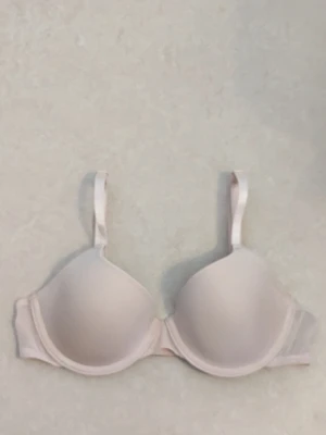 Beige BH  - Beige BH. Mjukt material. OANVÄND BH. Lapp med BH storlek och lapp med tvätt instruktioner är bort klippt. HM