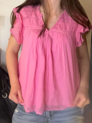 Rosa blus med volangärmar - Jätte gullig somrig blus ifrån Gina tricot är i storlek 164 men sitter som storlek xs-s i dam! ❤️endast använd 1 gång helt fläck fri