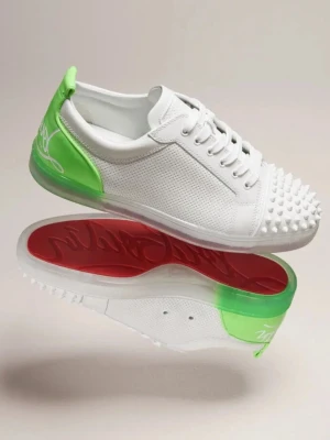 Vita skor från Louboutin - Vita sneakers från Christian Louboutin. PM för mer info. Ge ett pris förslag. Har kvitto och allt som kommer med. Storlek 43.