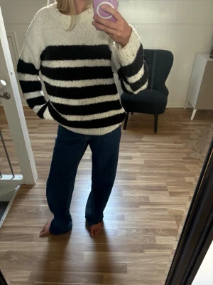 Randig svartvit stickad tröja - Säljer en tjock stickad tröja med breda svarta och vita ränder. Från Bik Bok storlek XS/34. Nypris 449kr. 