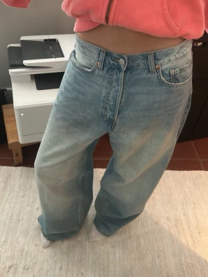 Baggy ljusblå jeans från weekday  - Säljer ett par baggy ljusblå jeans från weekday W 28 L 32. Jeansen är använda ungefär 15-20 gånger fast jeansen är i väldigt fint skick. 🤍Priset kan diskuteras! SÄLJER OCKSÅ ETT PAR EXAKT SAMMA FAST I SVART SOM ALDRIG ÄR ANVÄNDA FÖR 550kr ♥️