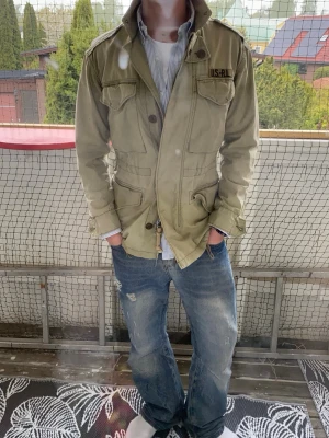 Grön field jacket Ralph Lauren - Säljer nu min unika Ralph lauren fieldjacket som är i hög efterfrågan! Jag är 178 cm och 66kg. Jackan sitter som en small