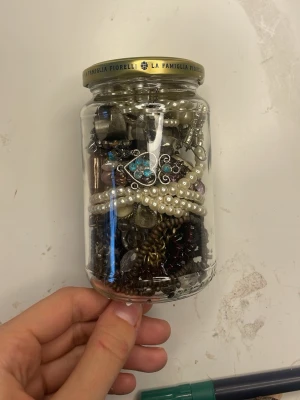 Massa smycken - Massor av smycken jag inte använder längre, armband, halsband,örhängen och ringar. Typ allt är secondhand så mycket är vintage! Kommer inte ta separata bilder om du inte vill köpa liksom bara en sak som du verkligen gillar då jag säljer alla så billigt! Priset är alltså för allt i burken❤️