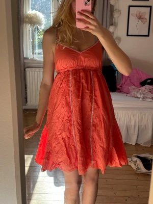 Sommarklänning - Supersöt sommarklänning i en fin orange nyans. Storlek xs, fint skick💕