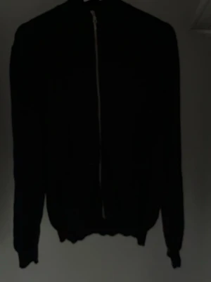 Svart hoodie  - Snygg svart hoodie