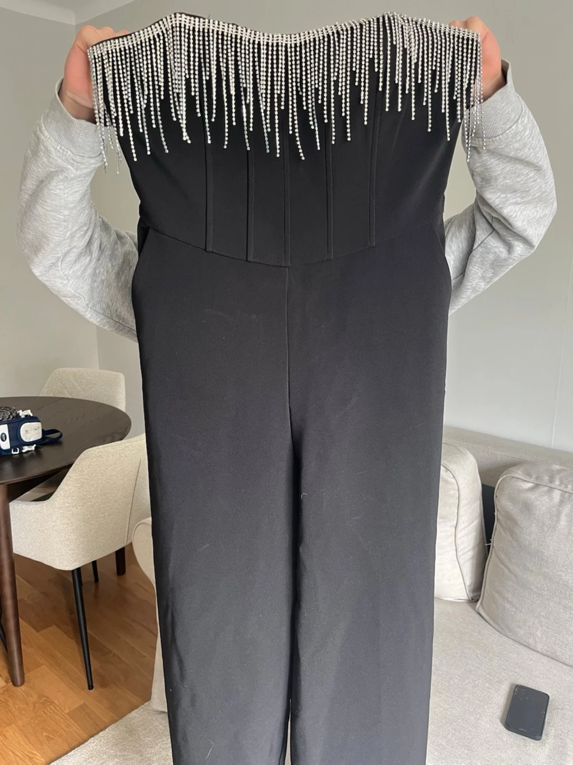 Svart jumpsuit med strassdetaljer - 3