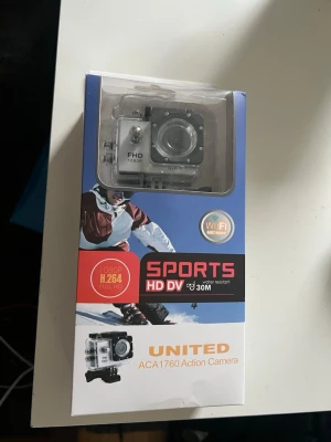 United ACA1760 Actionkamera - Actionkamera från United, modell ACA1760, med 1080p Full HD-upplösning och WiFi-stöd. Kameran är svart och silver, har rektangulär form och levereras i vattentätt hölje. Perfekt för sport och äventyr, klarar upp till 30 meter under vatten.