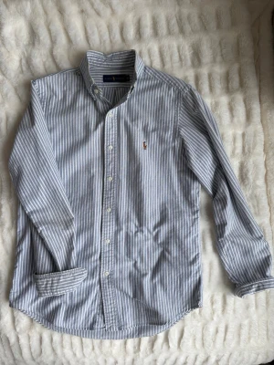 Ralph Lauren skjorta  - Blå-/vitrandig oxfordskjorta från Ralph Lauren. OK skick