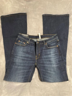 Lågmidjade jeans - Oanvända jeans från weekday med prislapp kvar. Snygg blå tvätt, strl 28/32🥰 Nypris 590kr💕