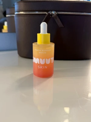 Smuuti peach serum  - Säljer ett smuuti serum från deras peach kollektion. Ger ett fint glow och återfuktar bra. Går bra att ha under smink också. Köptes på kicks i april, nypris 190 kronor. Hör gärna av dig vid frågor❤️