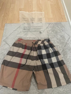 Burberry Shorts  - Snygga Burberry shorts i klassisk och stilren design. Perfekta för stranden, poolen eller sommardagar. Bekväma och i bra skick. Pris kan diskuteras vid snabb affär.