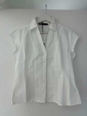 Vit kortärmad skjorta från bikbok - Klassisk vit skjorta från Bikbok. Storlek s prislappen finns kvar och nypris 359kr🩷🌶️