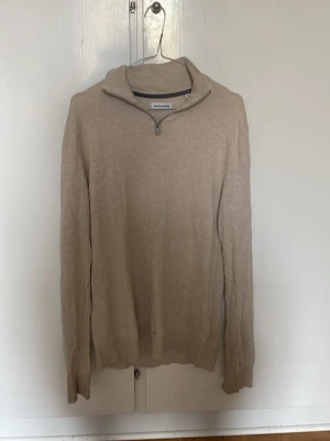 Beige halfzip från Jack and Jones  - Beige halfzip från Jack and Jones i storlek S! Pris kan diskuteras vid snabb affär!