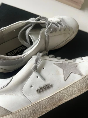 Golden Goose Superstar Sneakers - Säljer nu mina tvär feta Golden Goose skor som söker en ny ägare! Perfekta inför sommaren, Skornas storlek är 44, Skick 8/10, pris går alltid diskutera! Hör av er vid minsta fundering! 💫 