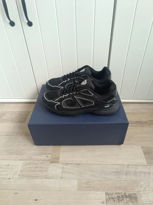 B30 Skor – Priset kan diskuteras  - Säljer ett par svarta B30 sneakers i helt nytt skick. Skorna kommer med originalbox samt tillbehör såsom dustbag/skopåse och övrig originalförpackning. Modell: B30 Färg: Svart Storlek: 42 Skick: Helt nya, oanvända. Medföljer: Originalbox, dustbag och tillbehör. Stilrena och eftertraktade sneakers som passar både till vardags och finare outfits.