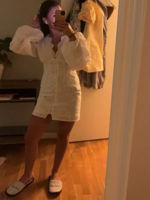 Vit kort klänning med broderade detaljer - Fin kort klänning från Gina Tricot, jättebra kvalité och endast använd en gång! 
