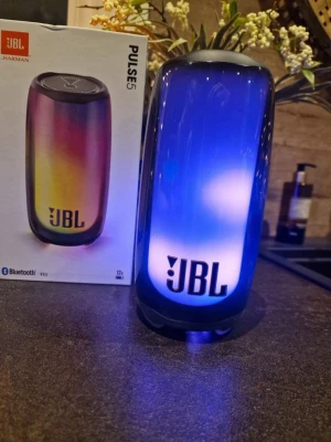 JBL Pulse 5 - Hej säljer nu min extrema högtalare Pulse 5 den är vattentät och dammskydad för ett bra pris. Perfekt för sommaren 12 timmars batteri tid.