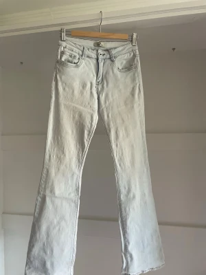Ljusblåa jeans - Stretchiga, små trådar