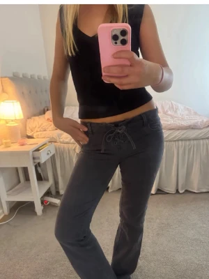 Jeans med knyte  - Snygga jeans med knyte i midjan!