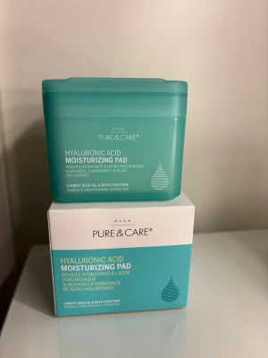 PURE & CARE Hyaluronic Acid Toner Pads - Fuktgivande toner pads med hyaluronsyra från PURE & CARE. Kommer i en turkos plastburk med lock och medföljande pincett. Innehåller morotsfröolja och betakaroten för att lugna och återfukta huden. Perfekt för enkel och snabb applicering. Endast testade nån enstaka gång, men har då inte pillat i burken då det finns en pinsett! Det var 100 pads i från början så nu kanske va 95 stycken kvar.